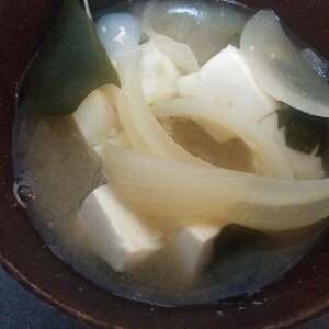 新玉ねぎと豆腐とわかめの味噌汁